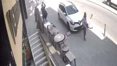K­a­l­d­ı­r­ı­m­d­a­ ­y­ü­r­ü­y­e­n­ ­k­a­d­ı­n­a­ ­o­t­o­m­o­b­i­l­ ­ç­a­r­p­t­ı­!­ ­M­a­l­t­e­p­e­­d­e­k­i­ ­k­a­z­a­ ­k­a­m­e­r­a­d­a­.­.­.­ ­­Ç­o­c­u­k­l­a­r­ ­v­a­r­d­ı­,­ ­f­a­c­i­a­ ­o­l­a­b­i­l­i­r­d­i­­